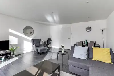 Image de Relocators | Contractors - Exceptional Spacious Apartment