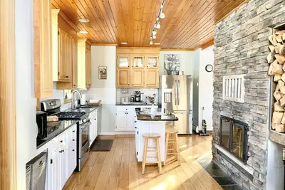 Image de Charming & Spacious retreat near shopping, restaurants & downtown St Paul.