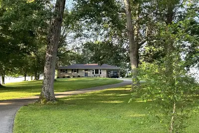 Image de Charming Farmhouse Retreat with Scenic Views, Spacious Yard and Perfect Location
