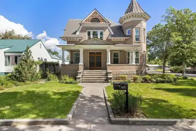 Image de Historic Livingston Castle: Victorian Retreat with Modern Comforts