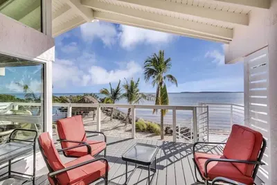Image de Beautiful Ocean Front Views 3 bedroom / bath Villa. Wake up with a Sunrise
