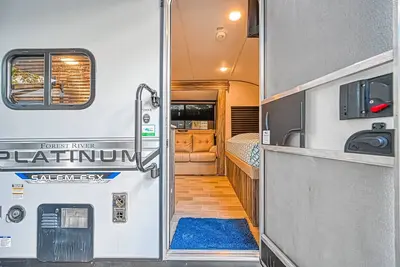 Image de Crashpad on The Washington Ave Strip - a Rv, Parking restrictions read below:
