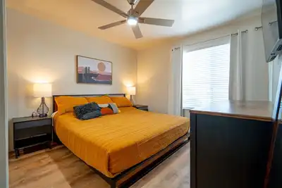 Image de Railroad Dist, 10 Walk to Dt, 1 min Sally Loo's Sleeps 4/6 max, Pets & Parking
