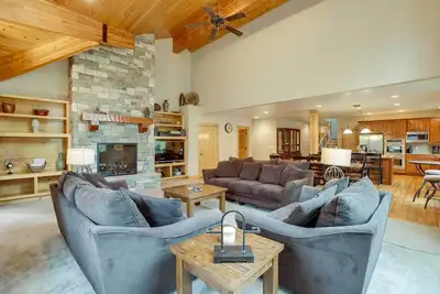 Indoor Entertainment: Forested Sunriver Retreat!