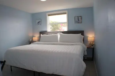 Image de Minutes to the beach : Private guest house, King bed