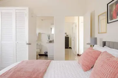 Image de Cozy retreat in a Gated community Stylishly modern, 24 hour security