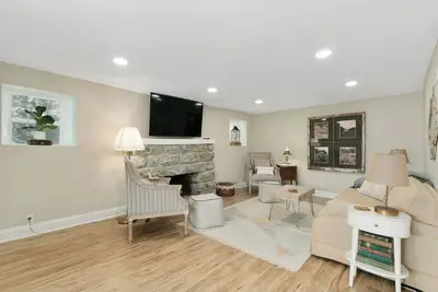 Image de Spacious Lakefront Home w\/ 3 Bedrooms | 49