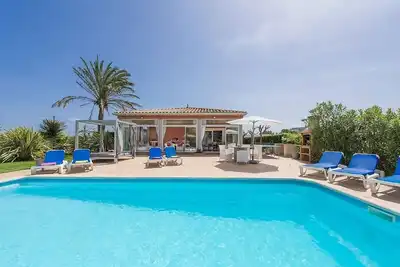 Image de Contemporary One-Level Villa, A/C, Private Pool, Mountain Views - 20mins Walk to Port de Pollenca!