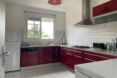 Image de Super haut de villa bien équipé avec 3 chambres climatisées.