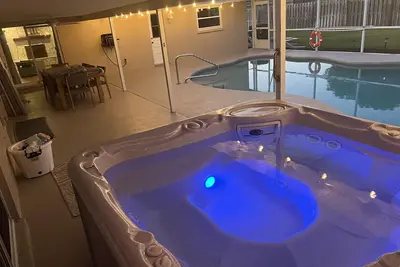 Image de Pool, hot tub and fireplace: Melbourne Beach home, walk to beach!