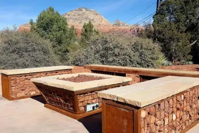 Image de Hot tub view of the red rocks!
