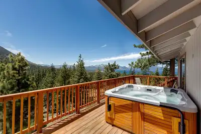 Image de Lake Views, Private Hot Tub, Near Hiking, Sleeps 8