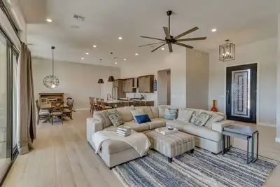 Image de Luxurious Desert Oasis: Fireplace & Private Pool!