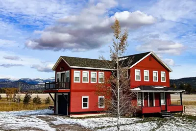 Image de Historic Montana Gem! Sitting on 2 acres! 4 Bed \/ 2. 5 Bath, Fire Pit and Mountain Views!