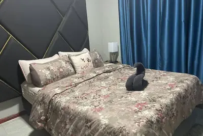 Image de Queen's Two Bedroom apartment with Pool View
