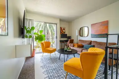 Image de Private Townhouse, Railroad Dist, Walkable 1 min to Sally Loo's, 10 to Down Town
