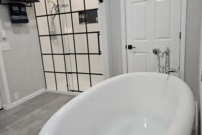 Image de Rivers Edge Unique Newly Renovated River Spa Free-Standing Air Jet Tub retreat\n