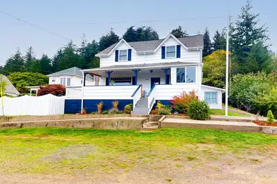 Image de Spacious home with river views, hot tub, covered porch, deck, grill, & W\/D