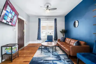 Image de Garage Parking+King bed+Peaceful+Comfy+Fast Wifi+FirePit+15 mins 2 Dt Chicago