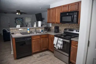 Image de Airport Retreat Stylish Townhome