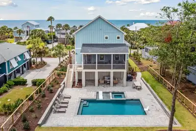 Image de Private Heatable Pool & Hot Tub! Steps from Beach Access - Carolina Squared