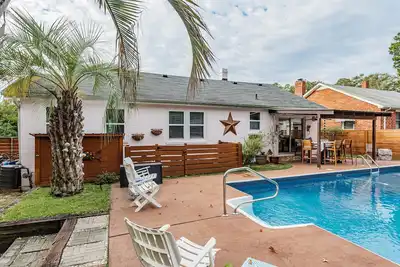 Image de Charming Cottage, with pool… close to National Hills Masters Tournament. \n