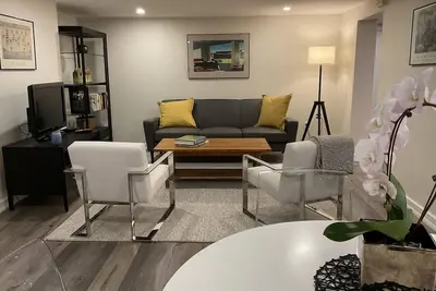 Image de Spacious and elegant lower unit in stunning Casa Loma neighbourhood