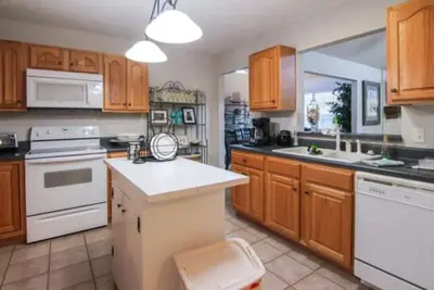 Image de St Simons House with Perfect Location! Near Beach & Village!