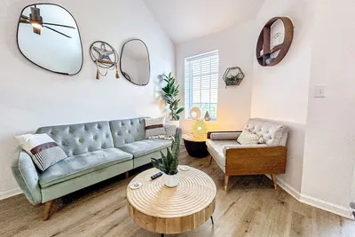 Image de Gorgeous & sun-kissed retreat with pool, gym, W/D, & incredible balcony views