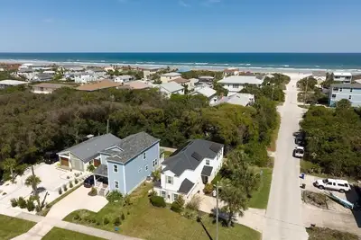 Image de Charming home steps from the beach with enclosed yard and grill - dog-friendly