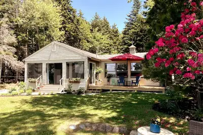 Image de Ocean-view cottage near beach with deck, grill, & full kitchen
