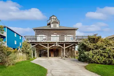 Image de Lovely home close to the sand with wood finishes, balcony, washer/dryer, & Ac