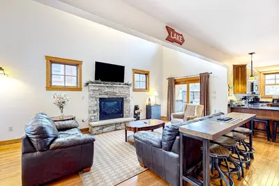 Image de Spacious home near Wisp/Deep Lake Sp with hot tub, pool table, & fireplace