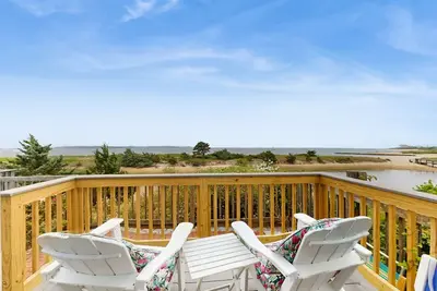 Image de Quintessential coastal studio with beach access, Bbq area, patio, & water views