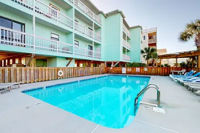 Image de Dog-friendly condo near the beach with pool, covered balcony, streaming, & W/D