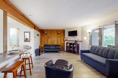 Image de All-seasons condo with on-site golf, pools, athletic courts, gym, & Ev charger