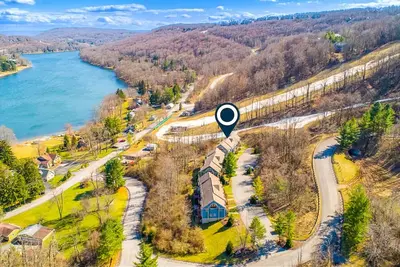 Image de Adventure retreat near ski lifts and lake - private hot tub, three balconies