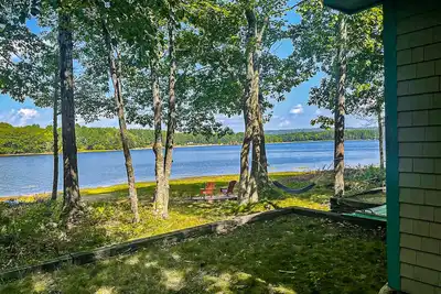 Image de Cozy lakefront cabin with amazing views, deck, firepit, & water access