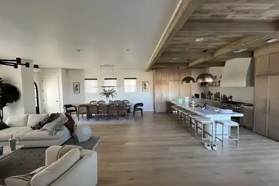 Image de Beautiful modern home w/ amazing desert views, private pool - sleeps up to 37!