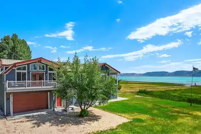 Image de Incredible lakefront villa with hot tub, patio, fire pit, game room, W/D & views