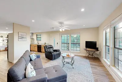 Image de Private home with hill country views, open layout, W\/D, central Ac, & patio