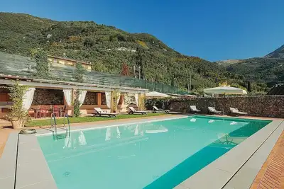 Image de Villa Dolceamara: An elegant three-story villa situated in a quiet location, a few minutes from the town center, with Free Wi-Fi.