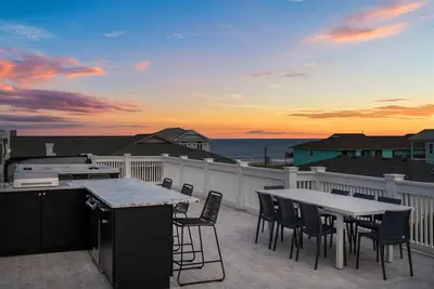 Image de All-new townhome with water views, roof deck, hot tub & balconies
