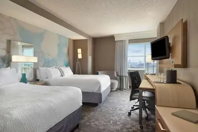 Image de Revel in the Lap of Luxury! Minutes from Emeryville Community Organic Garden