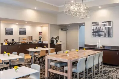 Image de Discover Brentwood & Nashville from your Home Away from Home! Free Breakfast!