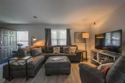 Image de Charming 2br Townhouse w/ Patio | Walk to Main St
