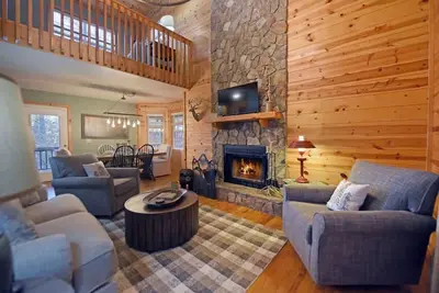 Image de Hayden’s Hideaway - View, hot tub, game room, fun!