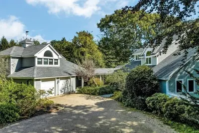 Image de Pet Friendly Spacious Waterfront Home With A Deep Water Access Dock (2324)