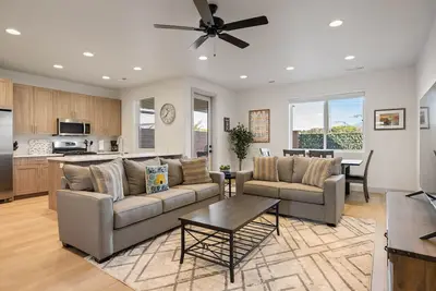 Image de Hallser's Hive: 3 Bedroom, Pickleball Courts, Great Location!