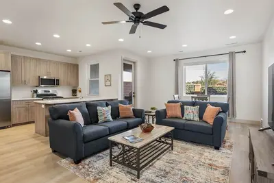 Image de Swede Escape: 3 bedroom, pool, and pickleball. Great location.